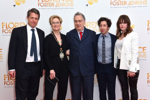 Hugh Grant, Meryl Streep, le réalisateur Stephen Frears, Simon Helberg et Rebecca Ferguson à la première mondiale de "Florence Foster Jenkins" au cinéma Odeon de Londres le 12 avril 2016.