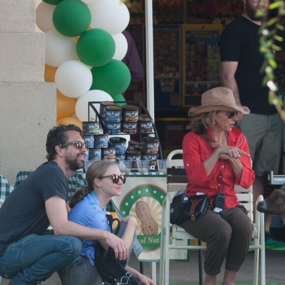 Amanda Seyfried reçoit la visite de son petit ami Thomas Sadoski sur le tournage de "The Clapper" à Los Angeles, le 7 juin 2016