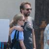 Amanda Seyfried reçoit la visite de son petit ami Thomas Sadoski sur le tournage de "The Clapper" à Los Angeles, le 7 juin 2016