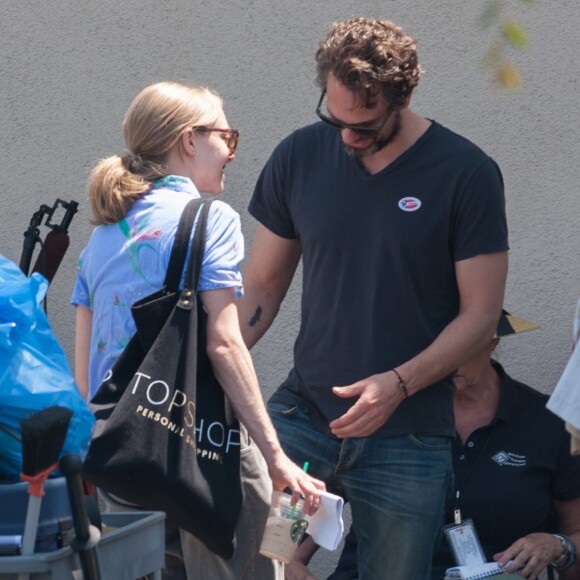 Amanda Seyfried reçoit la visite de son petit ami Thomas Sadoski sur le tournage de "The Clapper" à Los Angeles, le 7 juin 2016
