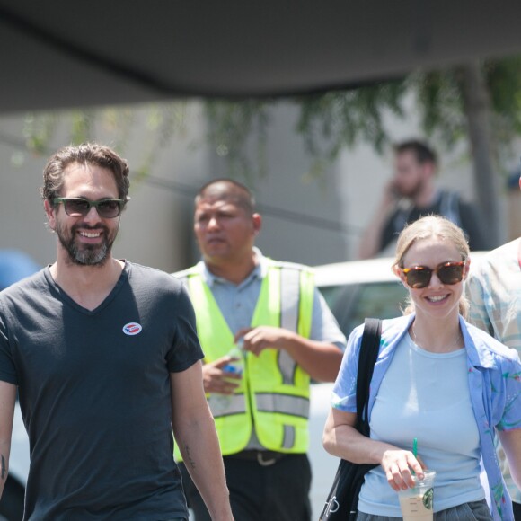 Amanda Seyfried reçoit la visite de son petit ami Thomas Sadoski sur le tournage de "The Clapper" à Los Angeles, le 7 juin 2016