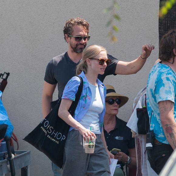 Amanda Seyfried reçoit la visite de son petit ami Thomas Sadoski sur le tournage de "The Clapper" à Los Angeles, le 7 juin 2016