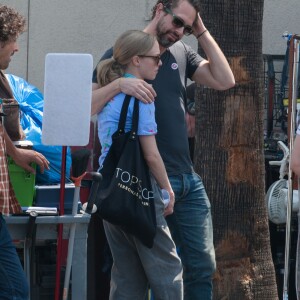 Amanda Seyfried reçoit la visite de son petit ami Thomas Sadoski sur le tournage de "The Clapper" à Los Angeles, le 7 juin 2016