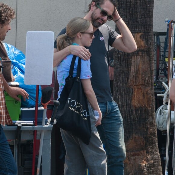 Amanda Seyfried reçoit la visite de son petit ami Thomas Sadoski sur le tournage de "The Clapper" à Los Angeles, le 7 juin 2016