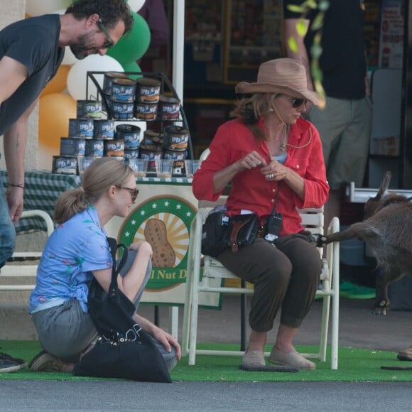Amanda Seyfried reçoit la visite de son petit ami Thomas Sadoski sur le tournage de "The Clapper" à Los Angeles, le 7 juin 2016