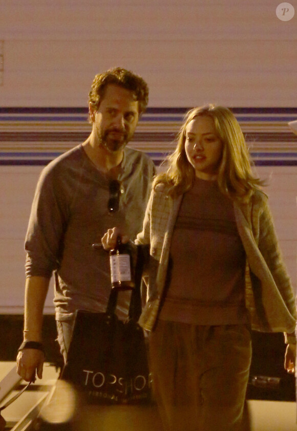 Amanda Seyfried reçoit la visite tardive de son compagnon Thomas Sadoski sur le tournage de "The Clapper" à Los Angeles, le 6 juin 2016.