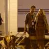 Amanda Seyfried reçoit la visite tardive de son compagnon Thomas Sadoski sur le tournage de "The Clapper" à Los Angeles, le 6 juin 2016.