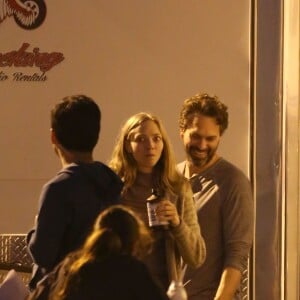 Amanda Seyfried reçoit la visite tardive de son compagnon Thomas Sadoski sur le tournage de "The Clapper" à Los Angeles, le 6 juin 2016.
