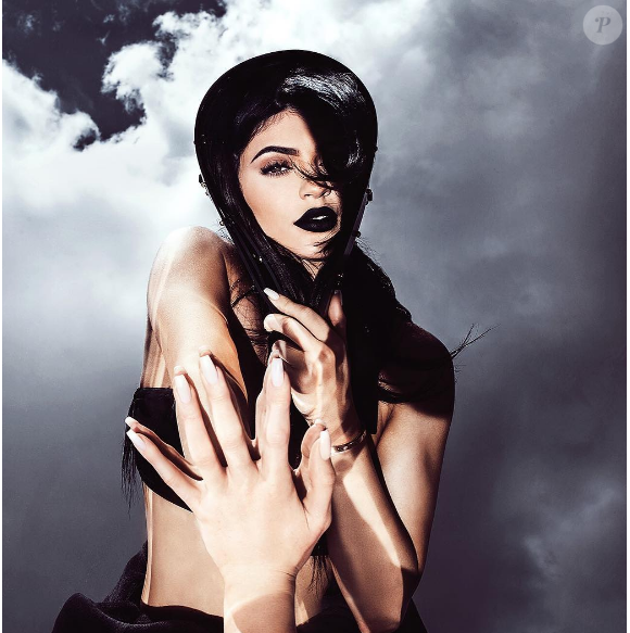 Kylie Jenner assure la promotion de la nouvelle teinte de sa collection de rouge à lèvres : Death of Knight. Photo publiée sur Instagram, le 8 juin 2016