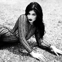 Kylie Jenner : L'ex-ado complexée dévoile un look gothique et sensuel