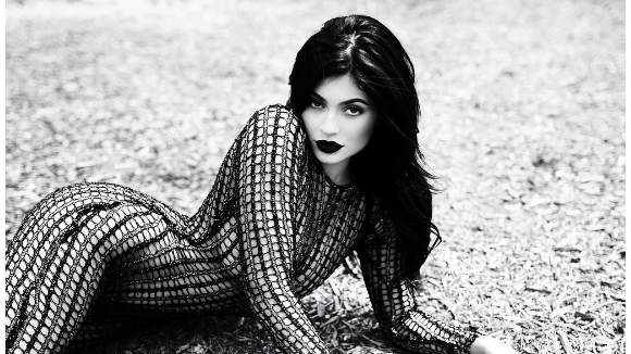 Kylie Jenner : L'ex-ado complexée dévoile un look gothique et sensuel