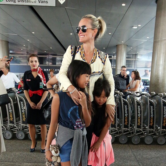 Laeticia Hallyday est accueillie par ses filles Jade et Joy à son arrivée à l'aéroport de Los Angeles le 15 mai 2016.