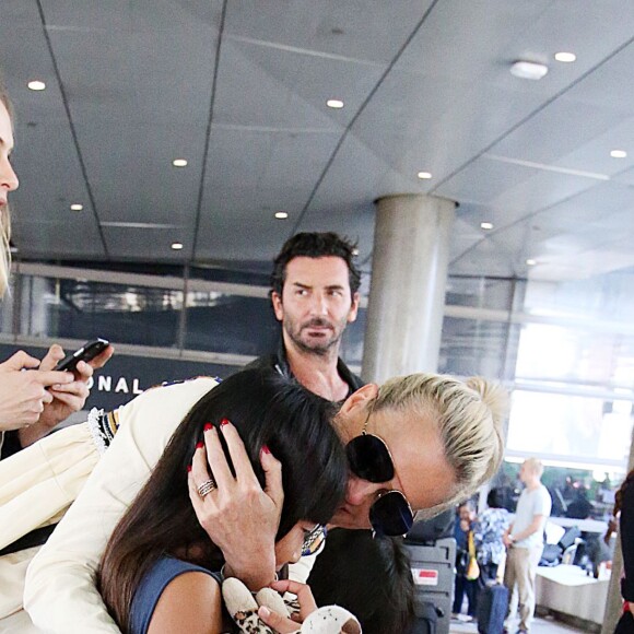 Laeticia Hallyday est accueillie par ses filles Jade et Joy à son arrivée à l'aéroport de Los Angeles le 15 mai 2016.