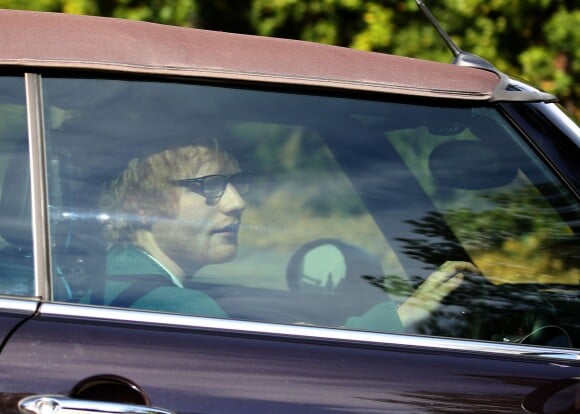 Ed Sheeran au volant de sa Mini Cooper avec sa petite amie Cherry Seaborn en route pour Sydney après un séjour à Central Coast dans l'État australien de Nouvelle-Galles du Sud, le 23 mai 2016