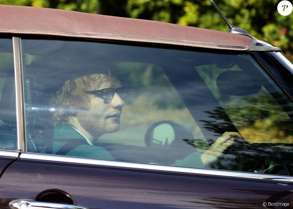 Ed Sheeran au volant de sa Mini Cooper avec sa petite amie Cherry Seaborn en route pour Sydney après un séjour à Central Coast dans l&#039;État australien de Nouvelle-Galles du Sud, le 23 mai 2016