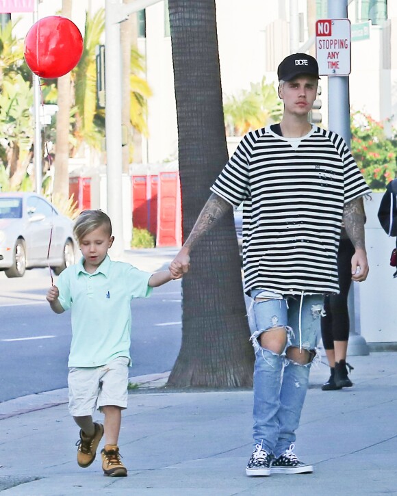 Exclusif - Justin Bieber se rend avec son petit frère Jaxon dans un salon de coiffure à Beberly Hills le 13 février 2016.