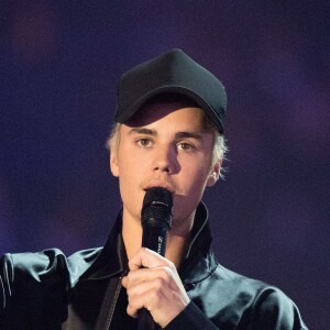 Justin Bieber (Meilleur artiste masculin international) à la Cérémonie des BRIT Awards 2016 à l'O2 Arena à Londres, le 24 février 2016.