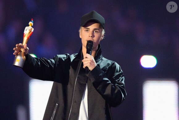 Justin Bieber (Meilleur artiste masculin international) à la Cérémonie des BRIT Awards 2016 à l'O2 Arena à Londres, le 24 février 2016.