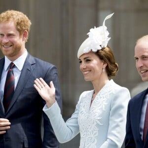 Le prince Harry avec Kate Middleton, duchesse de Cambridge, et le prince William à la sortie de la messe à la cathédrale Saint-Paul de Londres pour le 90e anniversaire de la reine Elizabeth II, le 10 juin 2016.