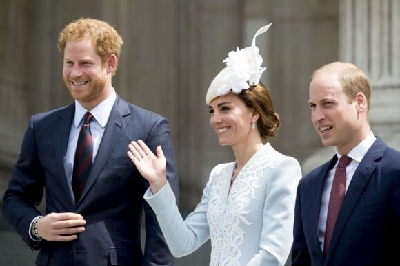Le prince Harry avec Kate Middleton, duchesse de Cambridge, et le prince William à la sortie de la messe à la cathédrale Saint-Paul de Londres pour le 90e anniversaire de la reine Elizabeth II, le 10 juin 2016.