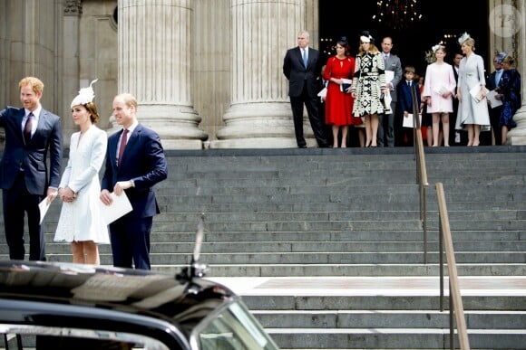 Le prince Harry, Kate Middleton, duchesse de Cambridge, le prince William, le prince Andrew, duc d'York, la princesse Beatrice d'York, la princesse Eugenie d'York, le prince Edward, duc de Wessex, la comtesse Sophie de Wessex, Lady Louise Windsor à la sortie de la messe à la cathédrale Saint-Paul de Londres pour le 90e anniversaire de la reine Elizabeth II, le 10 juin 2016.