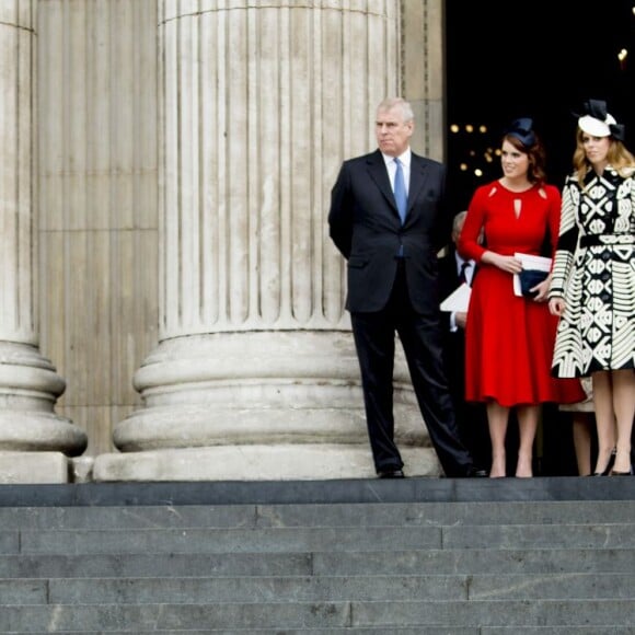 Le prince Harry, Kate Middleton, duchesse de Cambridge, le prince William, le prince Andrew, duc d'York, la princesse Beatrice d'York, la princesse Eugenie d'York, le prince Edward, duc de Wessex, la comtesse Sophie de Wessex, Lady Louise Windsor à la sortie de la messe à la cathédrale Saint-Paul de Londres pour le 90e anniversaire de la reine Elizabeth II, le 10 juin 2016.