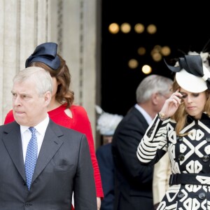 Le prince Andrew, duc d'York, la princesse Eugenie d'York (masquée) et la princesse Beatrice d'York à la sortie de la messe à la cathédrale Saint-Paul de Londres pour le 90e anniversaire de la reine Elizabeth II, le 10 juin 2016.