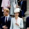 Le prince Harry, Kate Middleton (en Catherine Walker) et le prince William à la messe en la cathédrale Saint-Paul de Londres pour le 90e anniversaire de la reine Elizabeth II, le 10 juin 2016.