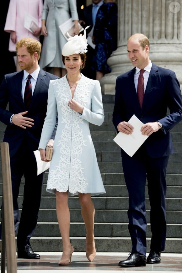 Le prince Harry, Kate Middleton (en Catherine Walker) et le prince William à la messe en la cathédrale Saint-Paul de Londres pour le 90e anniversaire de la reine Elizabeth II, le 10 juin 2016.