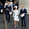 Le prince Harry, Kate Middleton, duchesse de Cambridge, et le prince William sortant après la messe en la cathédrale Saint-Paul de Londres pour le 90e anniversaire de la reine Elizabeth II, le 10 juin 2016.