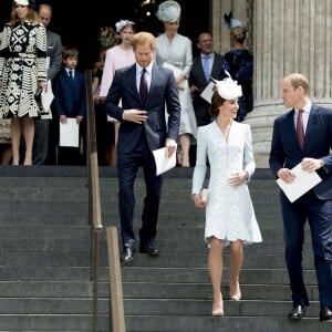 Le prince Harry, Kate Middleton, duchesse de Cambridge, et le prince William sortant après la messe en la cathédrale Saint-Paul de Londres pour le 90e anniversaire de la reine Elizabeth II, le 10 juin 2016.