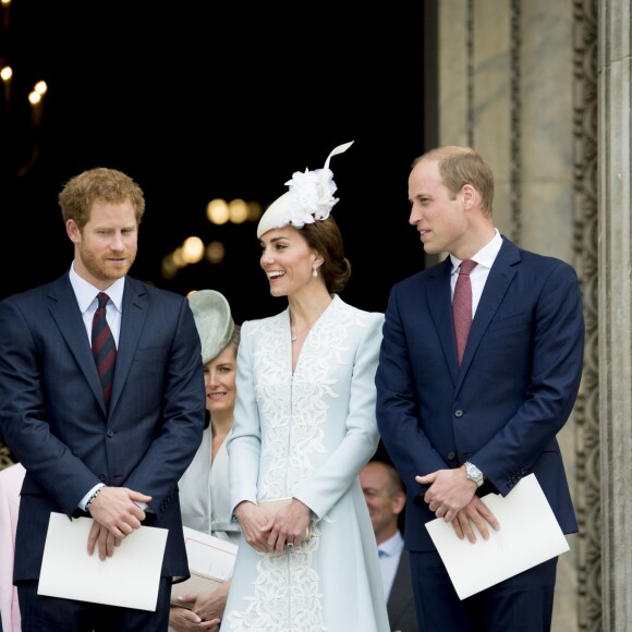 Le prince Harry avec Kate Middleton, duchesse de Cambridge, et le prince William à la sortie de la messe à la cathédrale Saint-Paul de Londres pour le 90e anniversaire de la reine Elizabeth II, le 10 juin 2016.