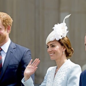 Le prince Harry avec Kate Middleton, duchesse de Cambridge, et le prince William à la sortie de la messe à la cathédrale Saint-Paul de Londres pour le 90e anniversaire de la reine Elizabeth II, le 10 juin 2016.