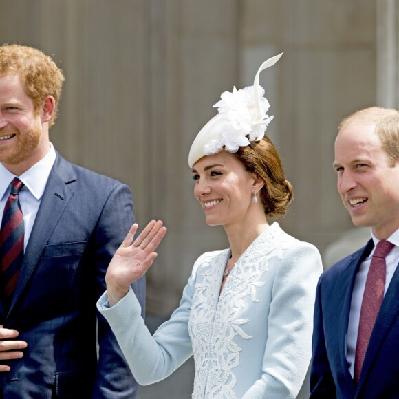 Le prince Harry avec Kate Middleton, duchesse de Cambridge, et le prince William à la sortie de la messe à la cathédrale Saint-Paul de Londres pour le 90e anniversaire de la reine Elizabeth II, le 10 juin 2016.