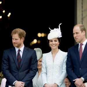 Le prince Harry avec Kate Middleton, duchesse de Cambridge, et le prince William à la sortie de la messe à la cathédrale Saint-Paul de Londres pour le 90e anniversaire de la reine Elizabeth II, le 10 juin 2016.