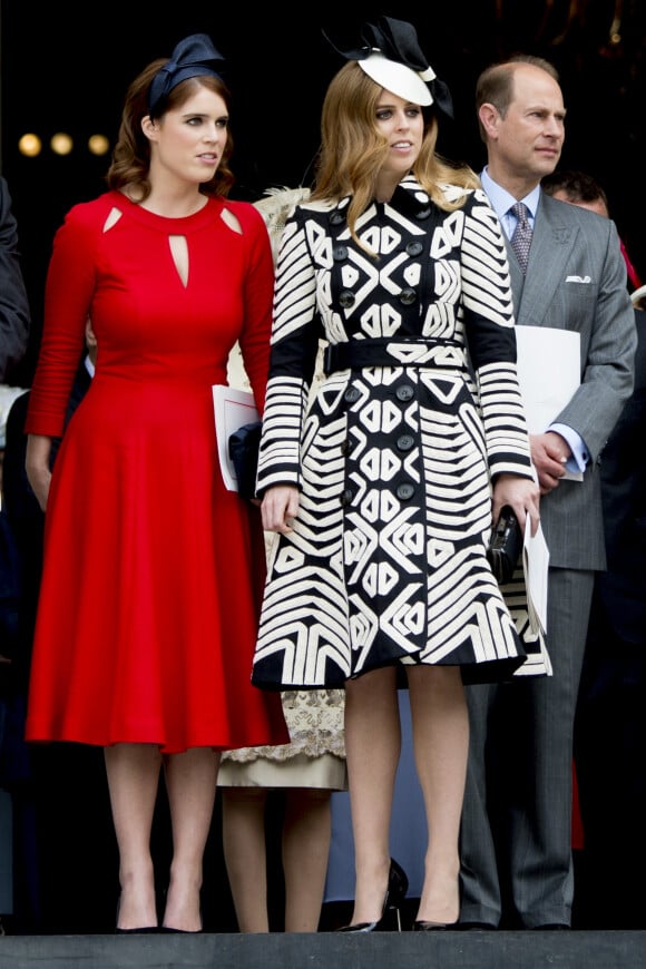 La princesse Eugenie d'York et la princesse Beatrice d'York à la messe en la cathédrale Saint-Paul de Londres pour le 90e anniversaire de la reine Elizabeth II, le 10 juin 2016.