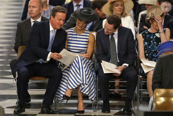 Le Premier Ministre David Cameron avec sa femme Samantha et le chancelier George Osborne à la messe en la cathédrale Saint-Paul de Londres pour le 90e anniversaire de la reine Elizabeth II, le 10 juin 2016.