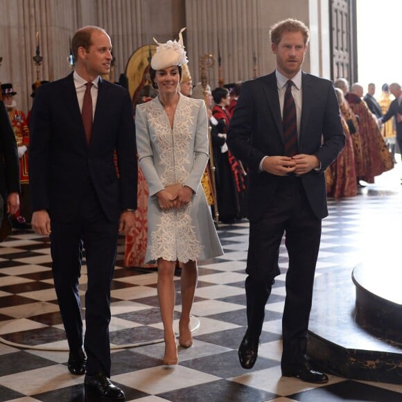 Le prince William, Kate Middleton, duchesse de Cambridge, et le prince Harry à la messe en la cathédrale Saint-Paul de Londres pour le 90e anniversaire de la reine Elizabeth II, le 10 juin 2016.