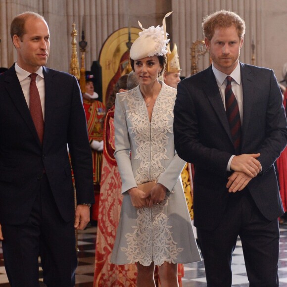 Le prince William, Kate Middleton, duchesse de Cambridge, et le prince Harry à la messe en la cathédrale Saint-Paul de Londres pour le 90e anniversaire de la reine Elizabeth II, le 10 juin 2016.