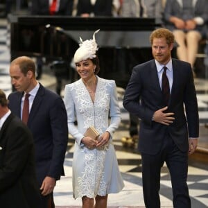 Le prince William, Kate Middleton, duchesse de Cambridge, et le prince Harry à la messe en la cathédrale Saint-Paul de Londres pour le 90e anniversaire de la reine Elizabeth II, le 10 juin 2016.