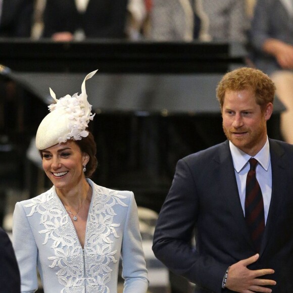 Le prince William, Kate Middleton, duchesse de Cambridge, et le prince Harry à la messe en la cathédrale Saint-Paul de Londres pour le 90e anniversaire de la reine Elizabeth II, le 10 juin 2016.