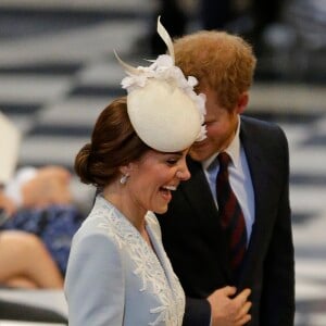 Kate Middleton, duchesse de Cambridge, et le prince Harry à la messe en la cathédrale Saint-Paul de Londres pour le 90e anniversaire de la reine Elizabeth II, le 10 juin 2016.