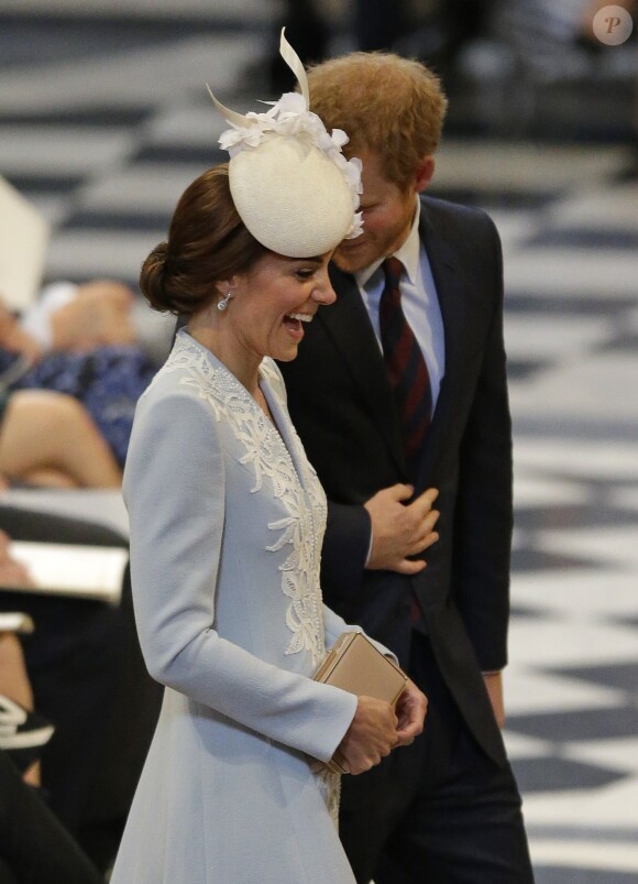 Kate Middleton, duchesse de Cambridge, et le prince Harry à la messe en la cathédrale Saint-Paul de Londres pour le 90e anniversaire de la reine Elizabeth II, le 10 juin 2016.