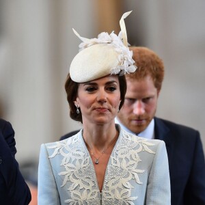 Le prince William, Kate Middleton, duchesse de Cambridge, et le prince Harry à la messe en la cathédrale Saint-Paul de Londres pour le 90e anniversaire de la reine Elizabeth II, le 10 juin 2016.