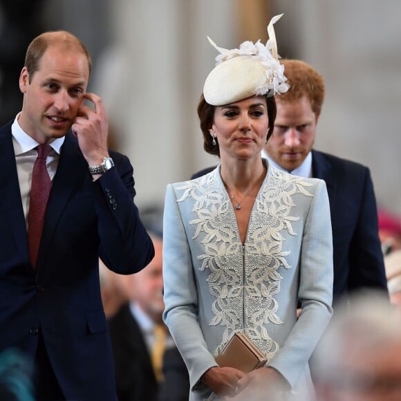 Le prince William, Kate Middleton, duchesse de Cambridge, et le prince Harry à la messe en la cathédrale Saint-Paul de Londres pour le 90e anniversaire de la reine Elizabeth II, le 10 juin 2016.