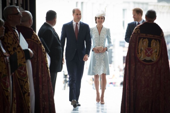 Kate Middleton, duchesse de Cambridge, le prince William et le prince Harry arrivent pour la messe en la cathédrale Saint-Paul de Londres pour le 90e anniversaire de la reine Elizabeth II, le 10 juin 2016.