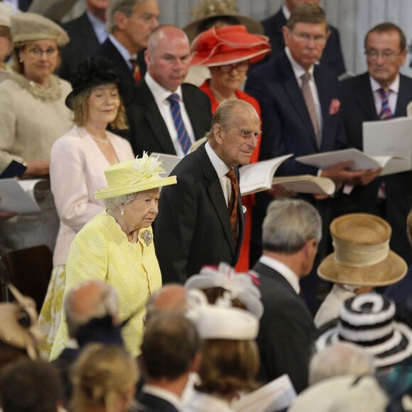 La reine Elizabeth II et le prince Philip lors de la messe en la cathédrale Saint-Paul de Londres pour le 90e anniversaire de la reine Elizabeth II, le 10 juin 2016.
