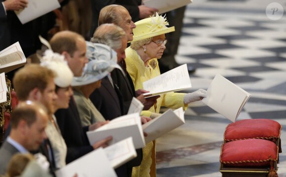La reine Elizabeth II et le prince Philip et la famille royale lors de la messe en la cathédrale Saint-Paul de Londres pour le 90e anniversaire de la reine Elizabeth II, le 10 juin 2016.