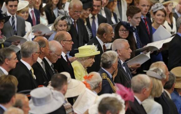 La reine Elizabeth II et le prince Philip et la famille royale lors de la messe en la cathédrale Saint-Paul de Londres pour le 90e anniversaire de la reine Elizabeth II, le 10 juin 2016.