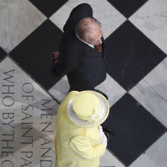 La reine Elizabeth II à son arrivée avec son mari le prince Philip à la cathédrale Saint-Paul de Londres pour la messe en l'honneur de son 90e anniversaire, le 10 juin 2016.